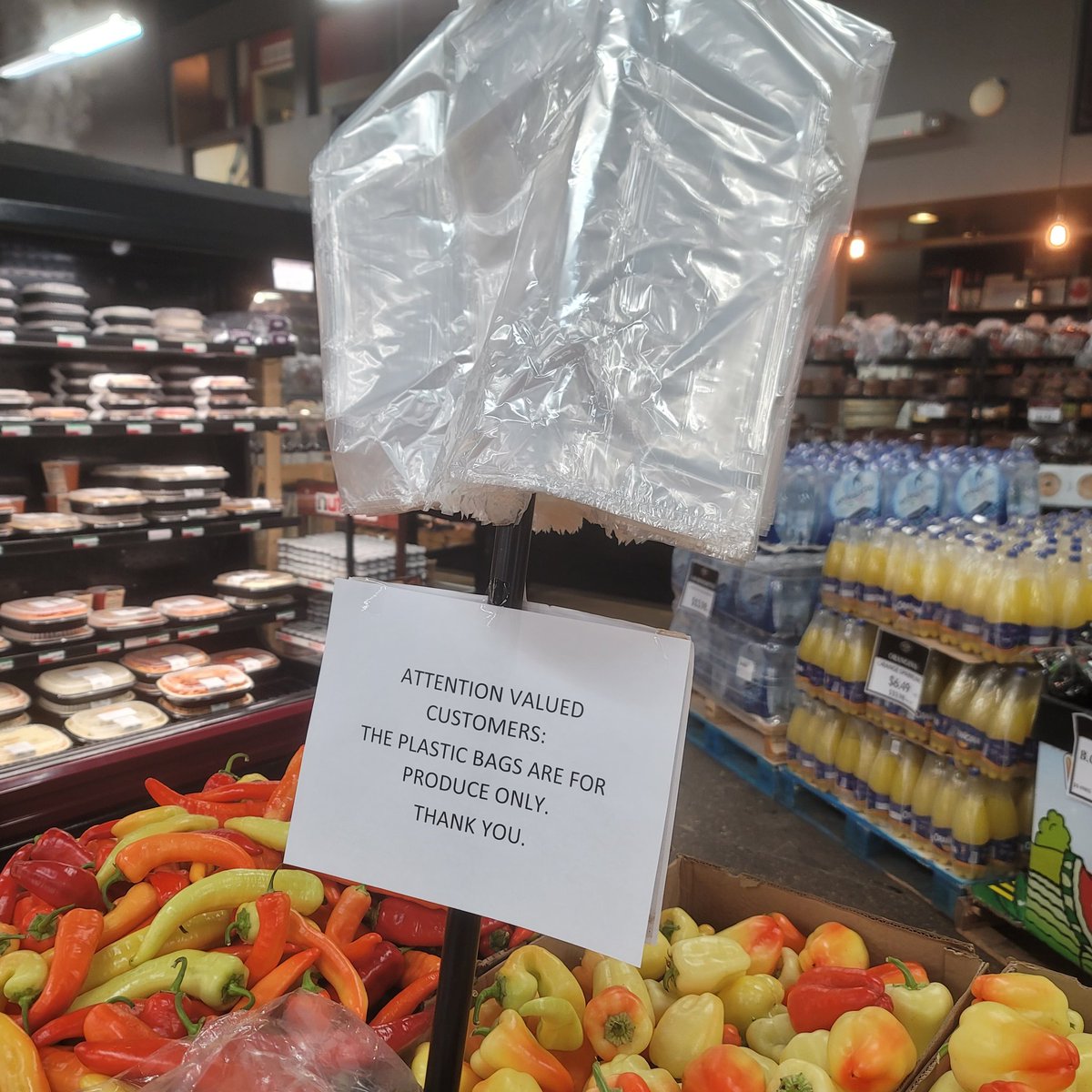 Plastic grocery bags are banned here in #yeg but you can still get a plastic bag for ya vegetables

Same vibes as wearing a mask to your restaurant table and then taking it off when sitting
#ClimateScamPolicies
#mentalGymnastics