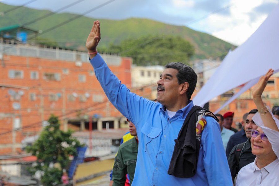 NicolasMaduro's tweet photo. Muchas cosas por hacer y muchas soluciones que se están haciendo. Solo el Poder Popular puede construir, reconstruir, alertar y reportar a través del Sistema de Misiones y Grandes Misiones, acciones en las que hemos estado perseverantes, trabajando y venciendo junto al pueblo venezolano.