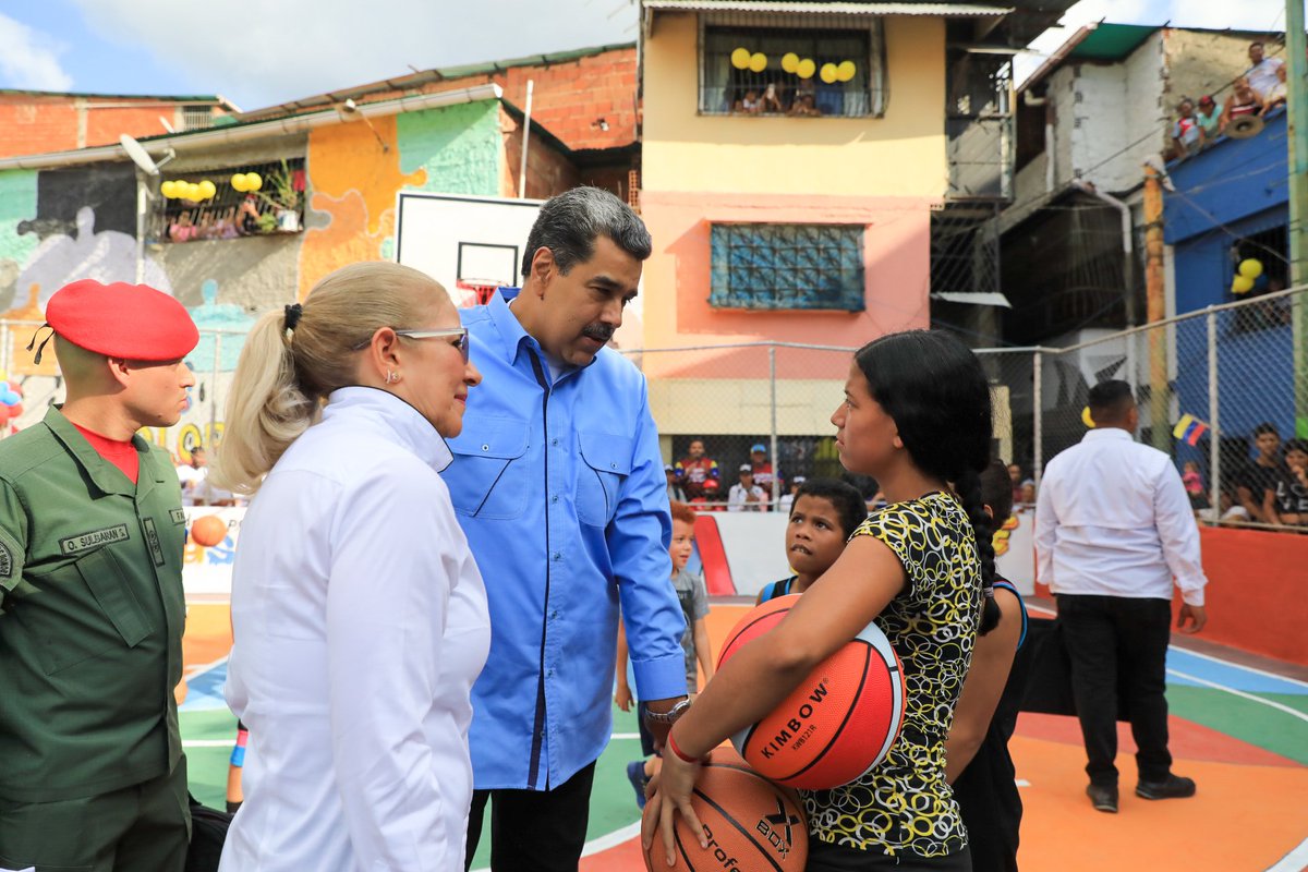 NicolasMaduro's tweet photo. Muchas cosas por hacer y muchas soluciones que se están haciendo. Solo el Poder Popular puede construir, reconstruir, alertar y reportar a través del Sistema de Misiones y Grandes Misiones, acciones en las que hemos estado perseverantes, trabajando y venciendo junto al pueblo venezolano.