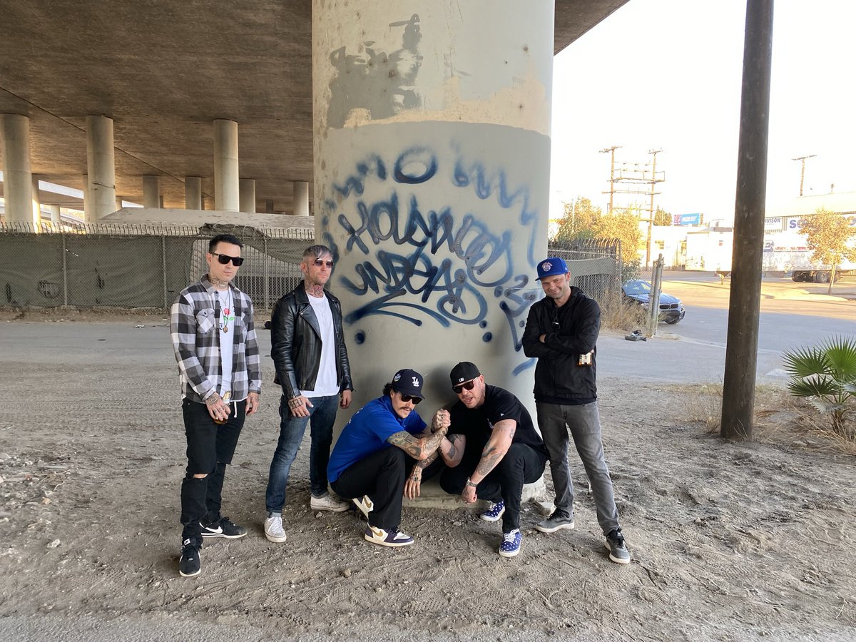 hollywoodundead's tweet photo. We will 𝖋𝖎𝖌𝖍𝖙 or we will 𝖋𝖆𝖑𝖑 ’til the angels save us all…

🕊️  👑  🕊️

#hollywoodundead #young #swansongs #throwbackthursday https://t.co/HzAbNahUCY