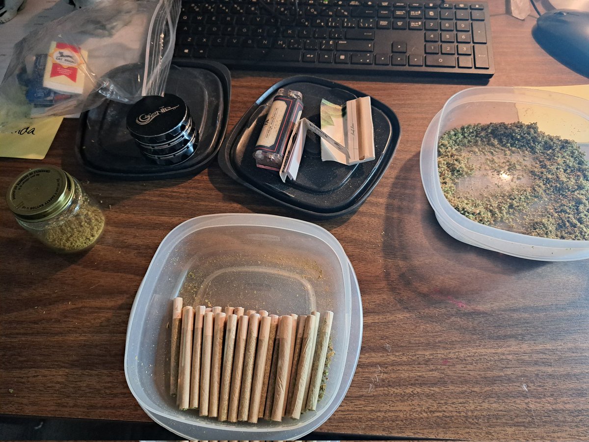 candycanadian's tweet photo. Working hard? or hardly working? My hands get fidgety before the weekend ... #isthereenough that's my question #CannabisCommunity @Flowershopweed #chillout https://t.co/gPD3jrn9Ny