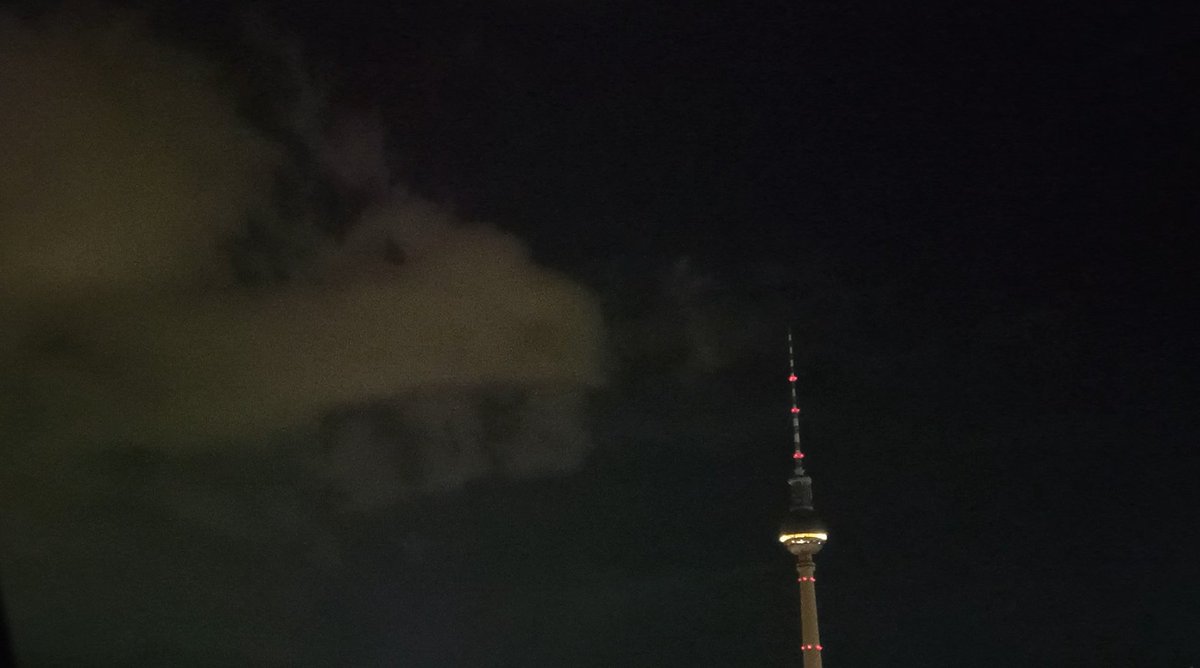 Das erste Gewitter sah so aus als würde ein gigantischer Drache über der Stadt fliegen. :D