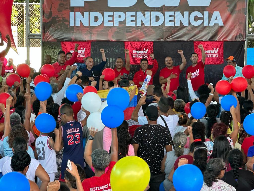 genkerve_psuv's tweet photo. ¡Grandioso! Encuentro con nuestras bases del @PartidoPSUV en #SantaTeresaDelTuy Municipio Independencia. Nuestros equipos de vanguardia preparados en organización perfecta respaldando a nuestro Presidente @NicolasMaduro 
Organizar, Unir y Sumar.

#VenezuelaEcológica https://t.co/7tiVomo8OR