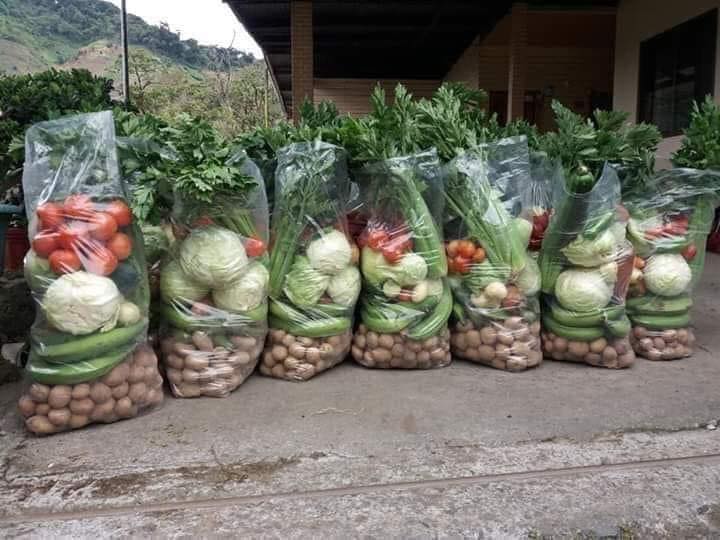 Están de acuerdo con que los campesinos vendan sus paquetes así, no tenemos que hacer filas en los supermercados y apoyamos a nuestros agricultores ❤️