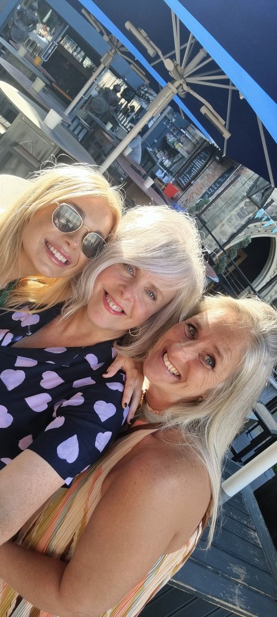 Samanthawinnet1's tweet photo. To the most beautiful girls I work with 💝 ..thank you !  #teamwast  @Chester @VisitChester_  @Idreamofpiepics @standardchester #Chester @cheshirelife #bestworkcolleagues #prosecco @SugarhillBTN #jumpsuit #cocktails #popcornbar https://t.co/35gPCwqwYm