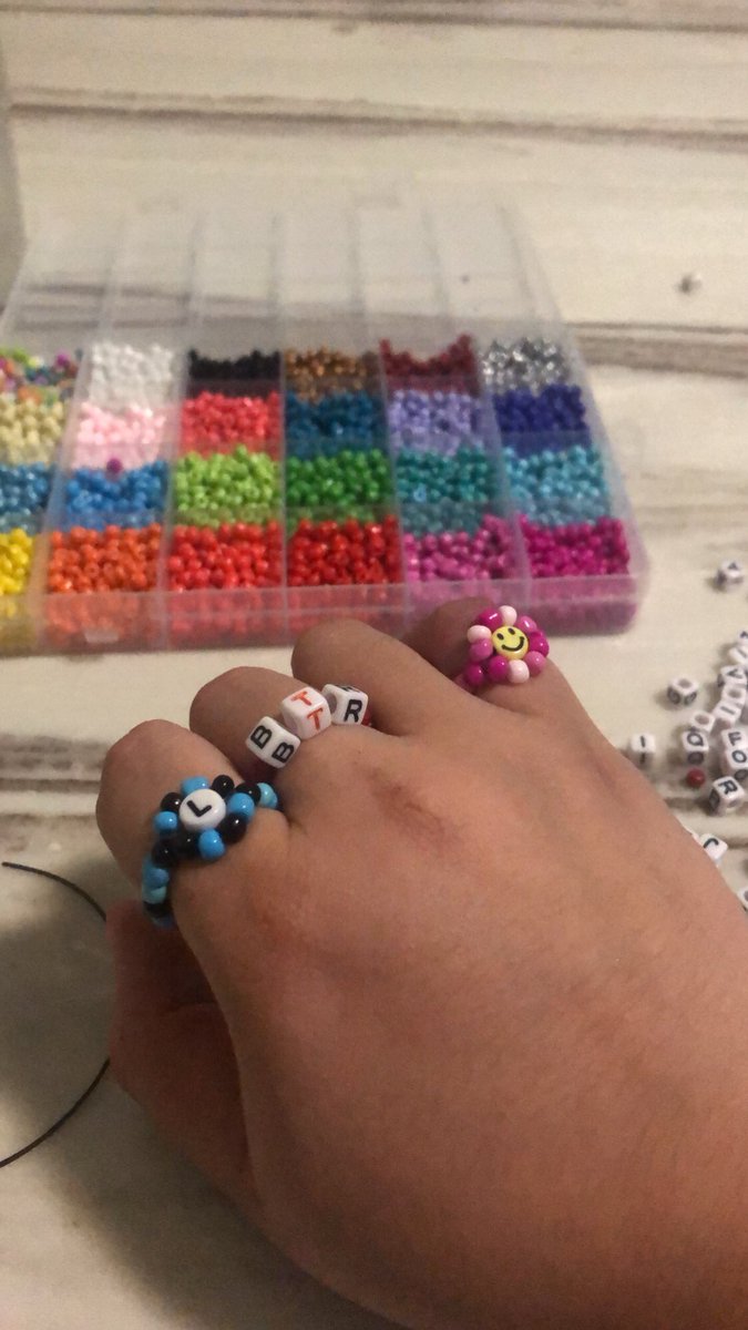HendersonCrewww's tweet photo. Ahora si, ¿quién quiere? 💕 como el tiempo y mi material no me alcanza para pulseras, me puse a hacer anillos <3 #CGET https://t.co/1RfKwmeZau