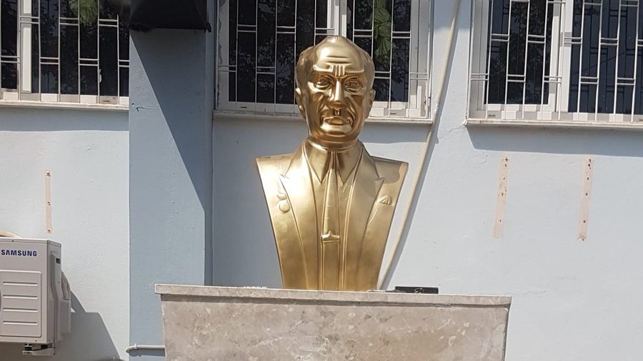 Antalya'da maske takıp okulun bahçesindeki Atatürk büstüne balyozla saldıran Okan G., yakalandı.   

Zanlı çıkarıldığı mahkemece tutuklanarak cezaevine gönderildi.