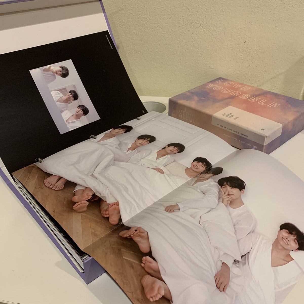 Bambe42's tweet photo. ปล่อยบั้ม MEMORIES 2018 ได้ของตามรูป 
มีรอยเลอะนิดหน่อยค่ะ รอยเก็บเก่ารอยฝุ่น ดูรูปเพิ่มเติมได้ค่ะ บั้มหนักมากกๆ ( ไม่มีการ์ด) ซีดีอยู่ครบไม่เคยเปิด 

ส่งต่อ 900.- ถูกมากกกๆ 
#ของสะสมบังทัน #บังทัน #bts #ตลาดนัดบังทัน #ตลาดนัดbts https://t.co/XGEgknluqt