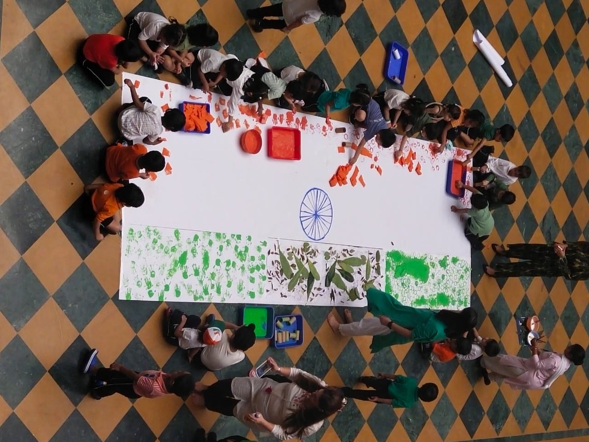 PathwaysNoida's tweet image. Happy 77th Independence Day!🇮🇳🕊️
Our pre-nursery and nursery kids celebrated Independence Day with boundless enthusiasm. They united to create a stunning Indian tricolor flag, painting it using unique materials like paper, leaves, sponges, and handprints

#independenceday #india