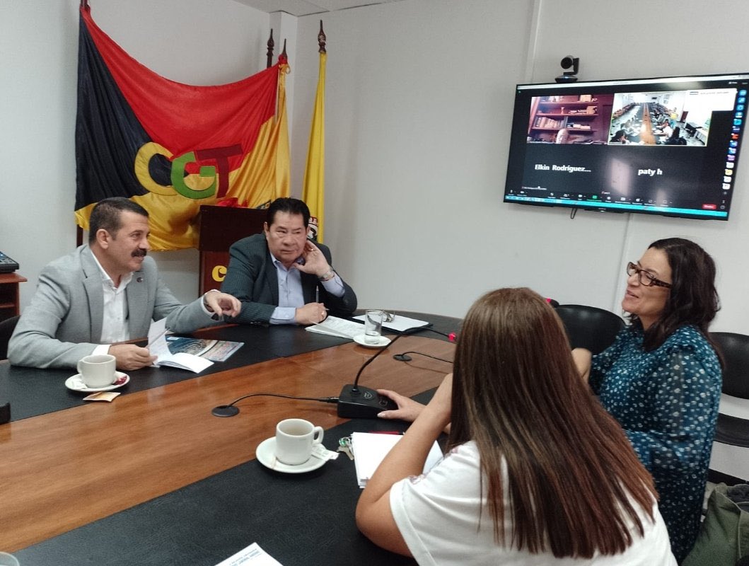 MemurSenFr's tweet photo. À Bogota, capitale de la Colombie, nous avons visité @ADS_Americas et la @CGTCol 

Nous nous sommes entretenu avec le SG de l’ADS Mme Roland Ignacio, la présidente de la CGT Mme.Percy Oyola’ya, le SG des RI Mme. Salvador Medina Torres et Mme. Nidia Tarazona SG de la CGT. https://t.co/BmicnAY8aj