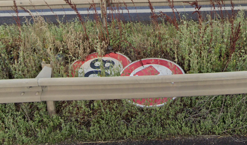 roge_jules's tweet photo. Je crois que la seule explication est qu'ils ont confondu la signalisation verticale et horizontale...
@NosArtisansODT
#DirEst https://t.co/yhKdyDGzVj