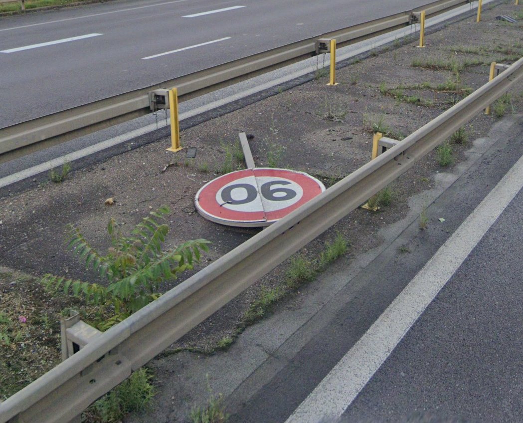roge_jules's tweet photo. Je crois que la seule explication est qu'ils ont confondu la signalisation verticale et horizontale...
@NosArtisansODT
#DirEst https://t.co/yhKdyDGzVj