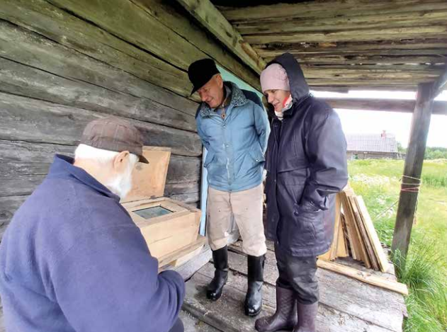 KSS_tiijotus's tweet photo. Kalevalan piirissä Haikol’an kyläššä voipi kuunnella šielä elännyijen karjalaisien pakinoja ta folklorie šekä kaččuo piirroš- ta dokumenttifilmijä. Uuteh audio- ta video-ohjelmah voipi tutuštuo Omamualaisien polkuo myöten -opašretken aikana.
https://t.co/txTlbrXQJJ https://t.co/9YYazn0dhJ