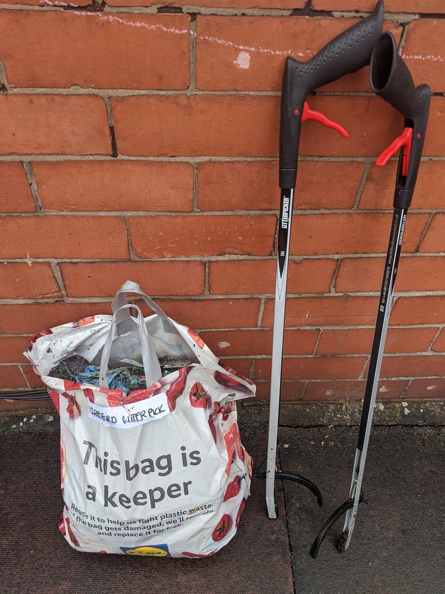 Been a bit quiet on here recently (life!) so catching up on shout outs to our wonderful volunteers who have been cleaning up after litter louts this past year. Thank you to Jo &amp; her kids for removing this huge bag of trash from our streets!

+1 takes our total to 1446 bags 💚