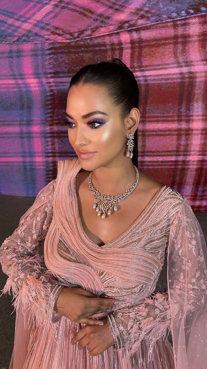 OjasRajani's tweet image. Blushing Beauty: Radiating in her makeup hues.

Makeup, Hair, Creative Styling &amp;amp; Conceptualisation: @ojasrajani

#ojasrajani #ojasrajaniacademy #makeupmasterclass #masterclass #makeupartist #makeup #makeupartistindia #makeupartistasia #makeupartistworldwide #wakeupnmakeup #beauty