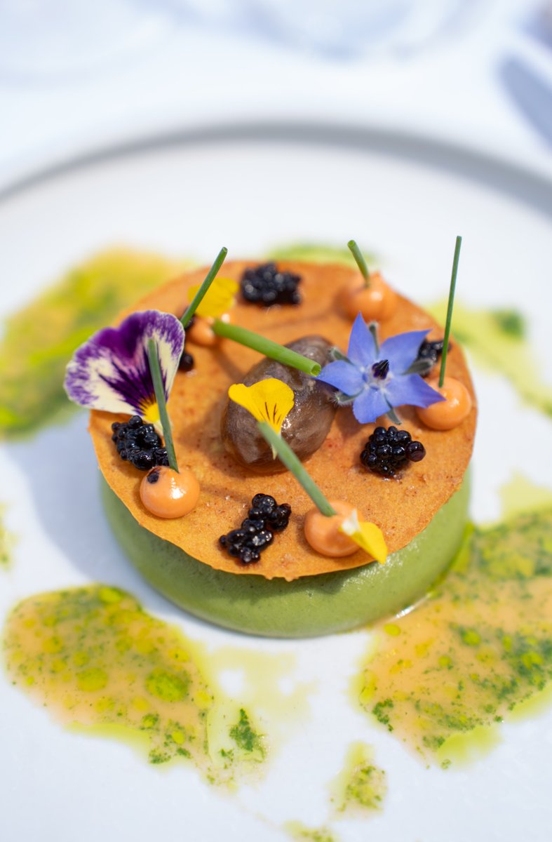 Italian cuisine and culinary craftsmanship

...come together in this delicious starter of our Giro menu at Restaurant Pirandello. Cream of basil meets tenderloin tartare, crispy Parmesan cheese, Aceto Balsamico caviar, oxtail and smoked tomato mayonnaise.