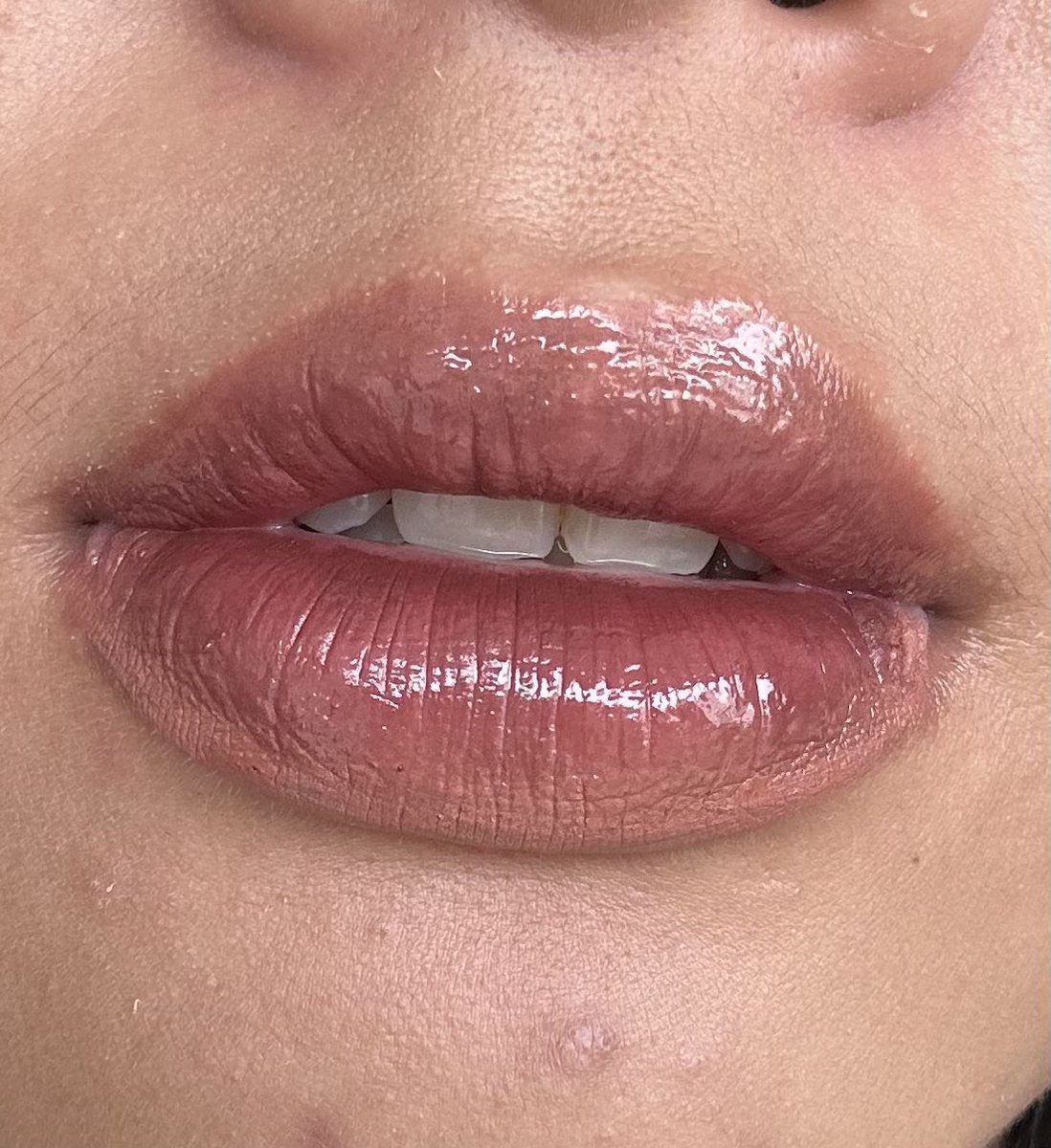 Mourineyf's tweet photo. NGGAK NYANGKA BANGET KALO LIP BOLD GINI SUITS ME WELL !
Coverage nya nggak kaleng-kaleng, warna nude nya bisa cover bibir aku yang pinggirannya gelap dengan 1x swatch :)
#racuninmakeup
#ATTalk https://t.co/DhjR5Fla8T