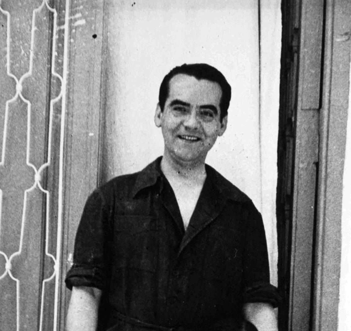 MiguelBarrero's tweet photo. Antes de coger aquel tren a Granada, Federico García Lorca quiso mostrarle el manuscrito de «Poeta en Nueva York» a José Bergamín. Como no pudo verlo, se lo dejó en la mesa de su despacho con una nota: «Creo que volveré mañana.»

No lo dejaron volver. Pero él no se ha ido. https://t.co/VCVIv7oHQX