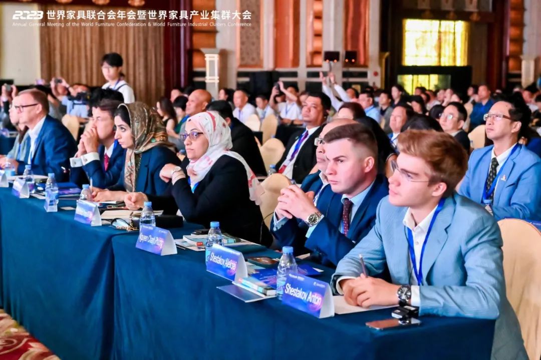 InDongguan's tweet photo. 📍World-Class furniture industry event kicks off in DG
家具潮 东莞造🛏🚪
📅8月17日，“2023世界家具联合会年会暨世界家具产业集群大会”在东莞厚街召开，50多个国家和地区的家具行业精英将齐集一镇，共谋合作与创新。多位与会外籍专家对东莞家具集群表赞赏，对东莞建立世界级的家具集群充满信心。 https://t.co/EwamIuIINR