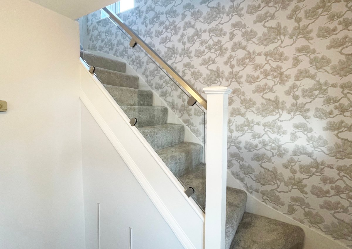 Get the luxury look you've always dreamed of! This incredible home showcases our glass infill balustrade complete with steel top rail, adding a touch of elegance and class to any space!

#oak #hallwaydecor #hallway #hallwayinspo #homedecor #interiordesign #hallwaydesign