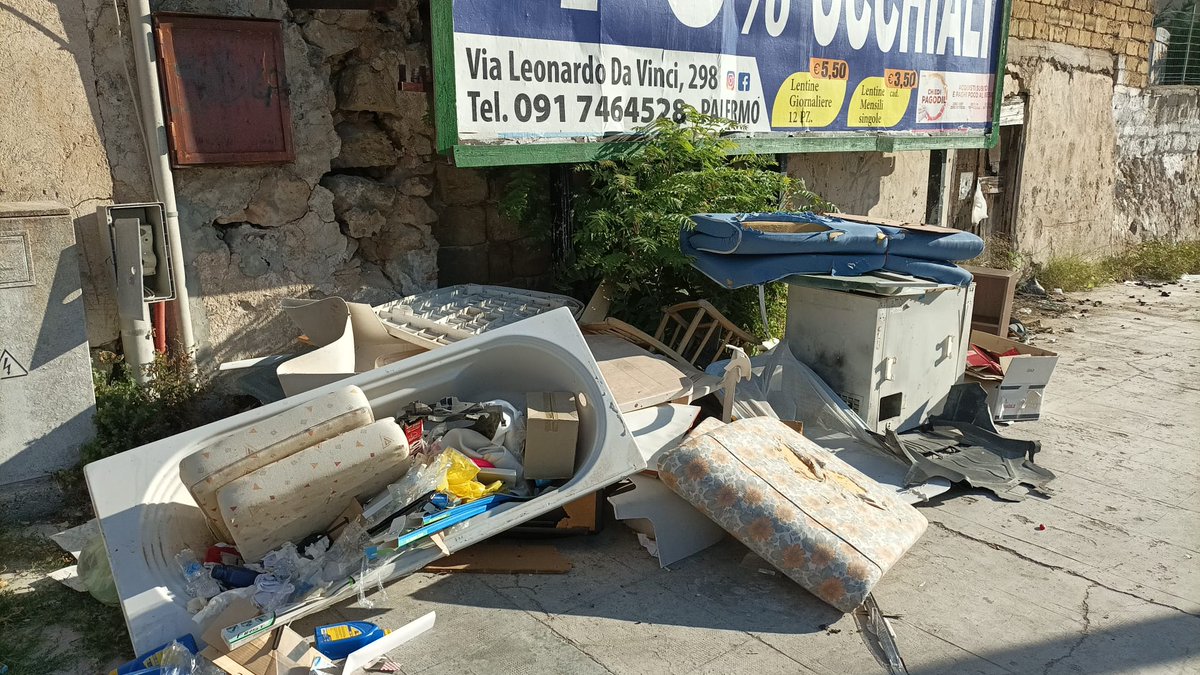 Rap interviene contro una discarica creatasi  in Corso Calatafimi alta difronte Ospedale Ingrassia. NO ALIBI!! esisto i CCR o numero verde Rap 800237713 gratuito per disfarsi degli ingombranti.