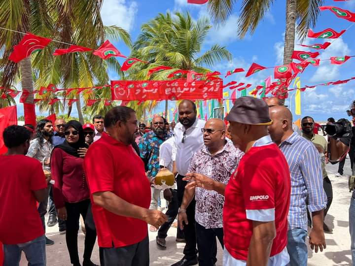 ގައުމީ ކެންޑިޑޭޓް އޮނަރަބަލް ޤާސިމް އިބްރާހިމް⁩ އަދި ރަނިންމޭޓް ޑރ. ⁦އަމީން ⁩ އަށް ހދ. މަކުނުދޫއިން ހޫނު މަރުހަބާއެއް!

#ހާސްކަނޑާލާހަމަޖެހޭނެ
#HaaskandaalaaHamakeheyne
#QasimAmeen2023
#Qasim2023
#QaumeeCandidate2023
#VoteQasimVote5
#VoteQasimVoteFive