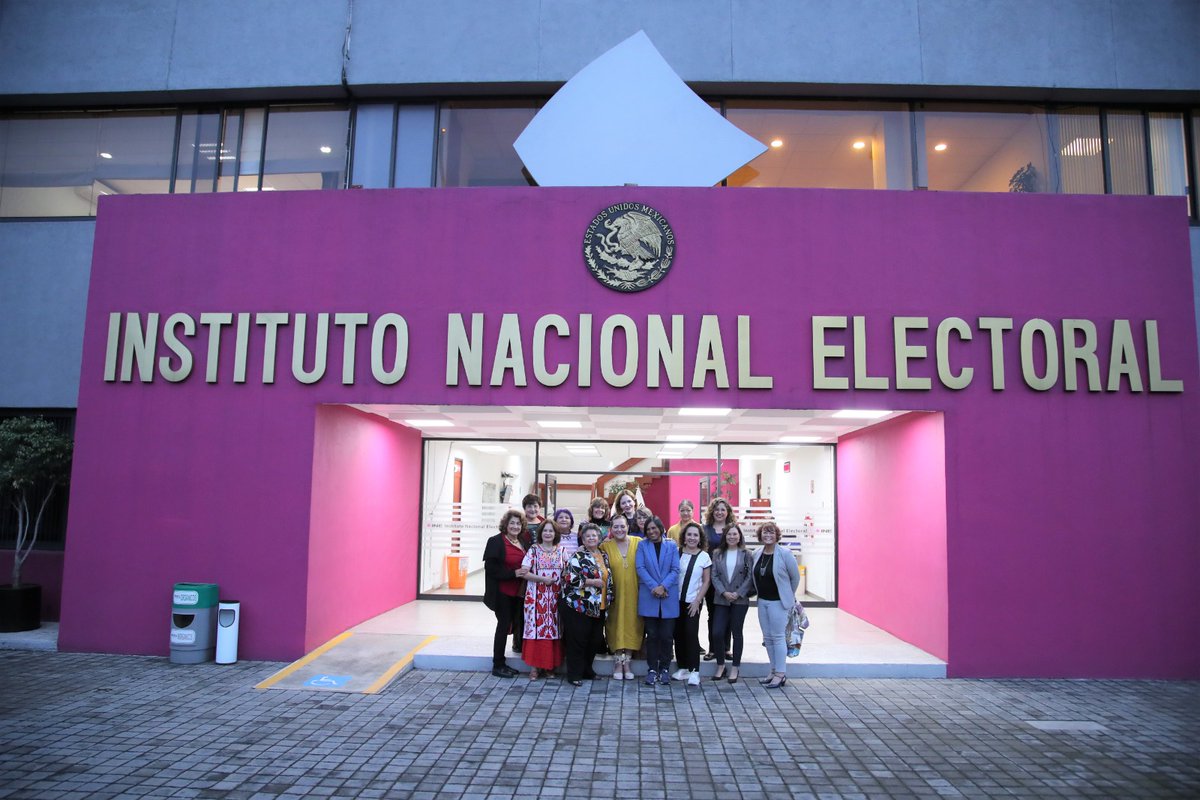 La Consejera Presidenta Guadalupe Taddei y la Consejera Electoral <a href="/NormaIreneD/">Norma Irene De La Cruz Magaña</a> del <a href="/INEMexico/">@INEMexico</a> se reunieron con integrantes de <a href="/MujerEsPlural/">Mujeres en Plural</a>. #IgualdadINE