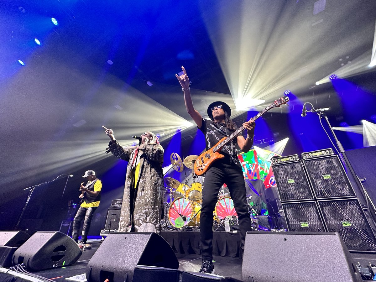 HRCasinoIndiana's tweet photo. Extreme & Living Colour put on an incredible show at Hard Rock Live tonight! 🤘🎸
#hrcnilive #hrcni #extremeband #livingcolour https://t.co/qTCaLQmZhx