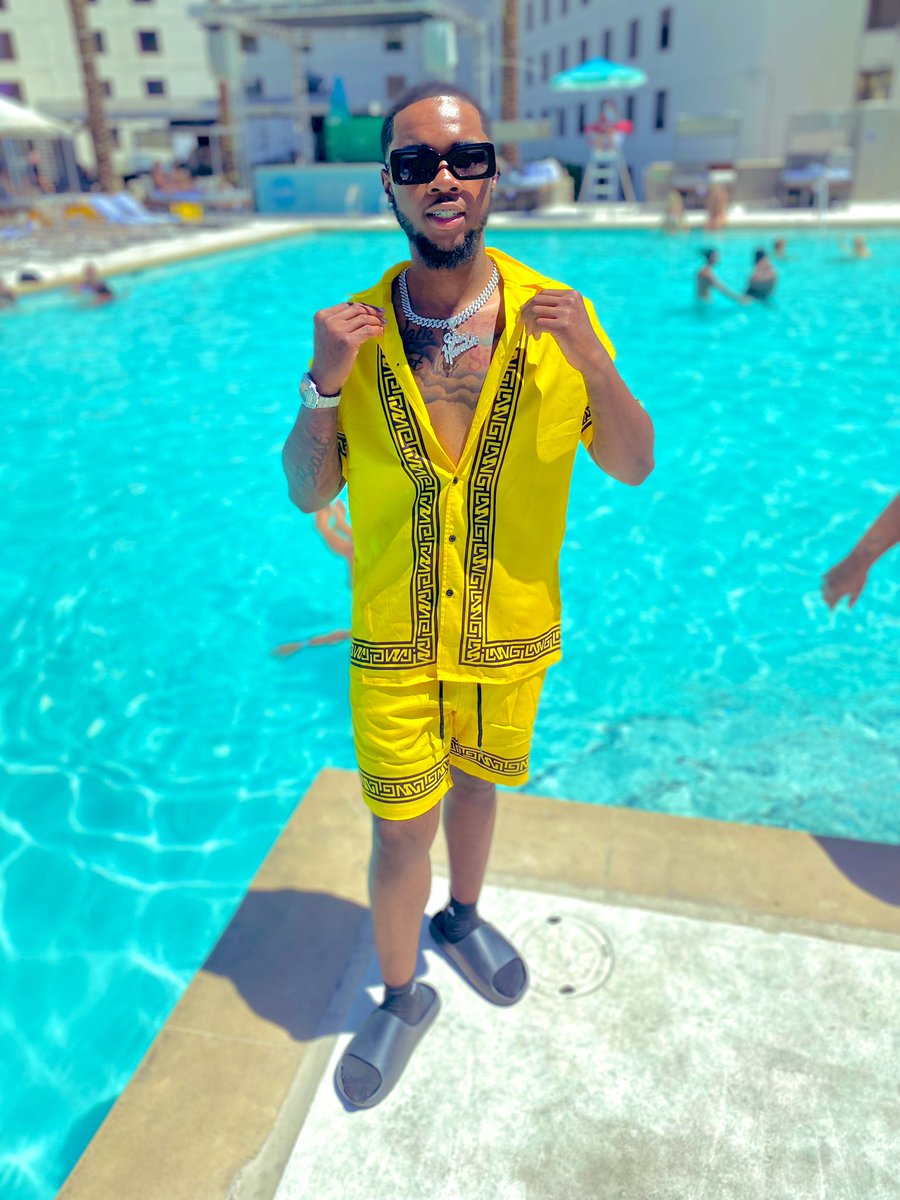 WooFezzy's tweet photo. POOLSIDE 🌊💛Chillin like a villain 😎
#vegastrip🍾
#21stbirthday 🎉🌊 https://t.co/lHx80HB0Ly