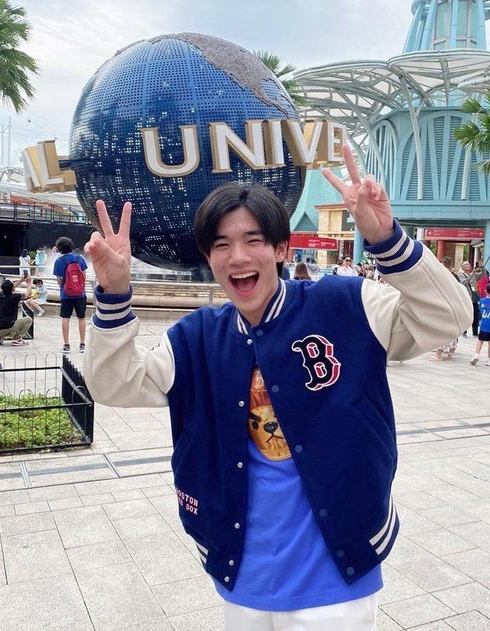 venecia234's tweet photo. Au GunTinn en donde:
Tinn, un ceo de Tailandia huye el día de su boda y sus hermanos lo obligan a tomar vacaciones cuando su prometido se toma un tiempo de ellos. No estaba en el plan salir a beber y terminar conociendo al cantinero que actúa como bebé.
#GunTinn #GeminiFourth https://t.co/o62i74F8t1