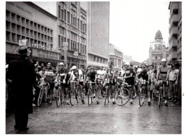 GobAntioquia's tweet photo. #TBT | ¿Cuándo fue la primera vez que usaste la bici? 🚲 ¿Montas por deporte o para transportarte?
Desde el Archivo Histórico de Antioquia, te traemos algunas fotos que datan de hace más de 7⃣0⃣ años y rememoran este medio de transporte. 🚴♀️🚴♂️
#ArchivosUnidos https://t.co/PyYBi2Nrcz