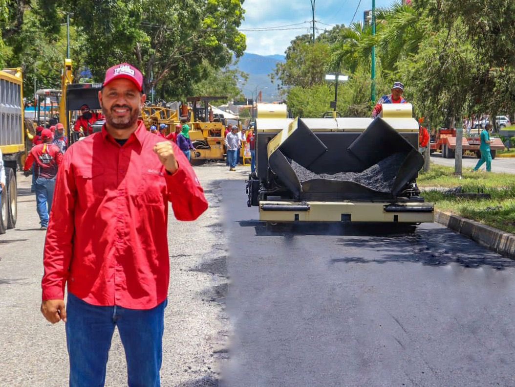 El Alcalde @LuisJonasReyes
desplegado con el Plan Tapa Hueco, lanza su nueva ofensiva con la apertura de 6 frentes de trabajo en varios sectores del Municipio Iribarren, así se logrará la recuperación de la vialidad en IRIBARREN 🛣️🙏🏻
#VenezuelaEcológica
@NicolasMaduro @dcabellor