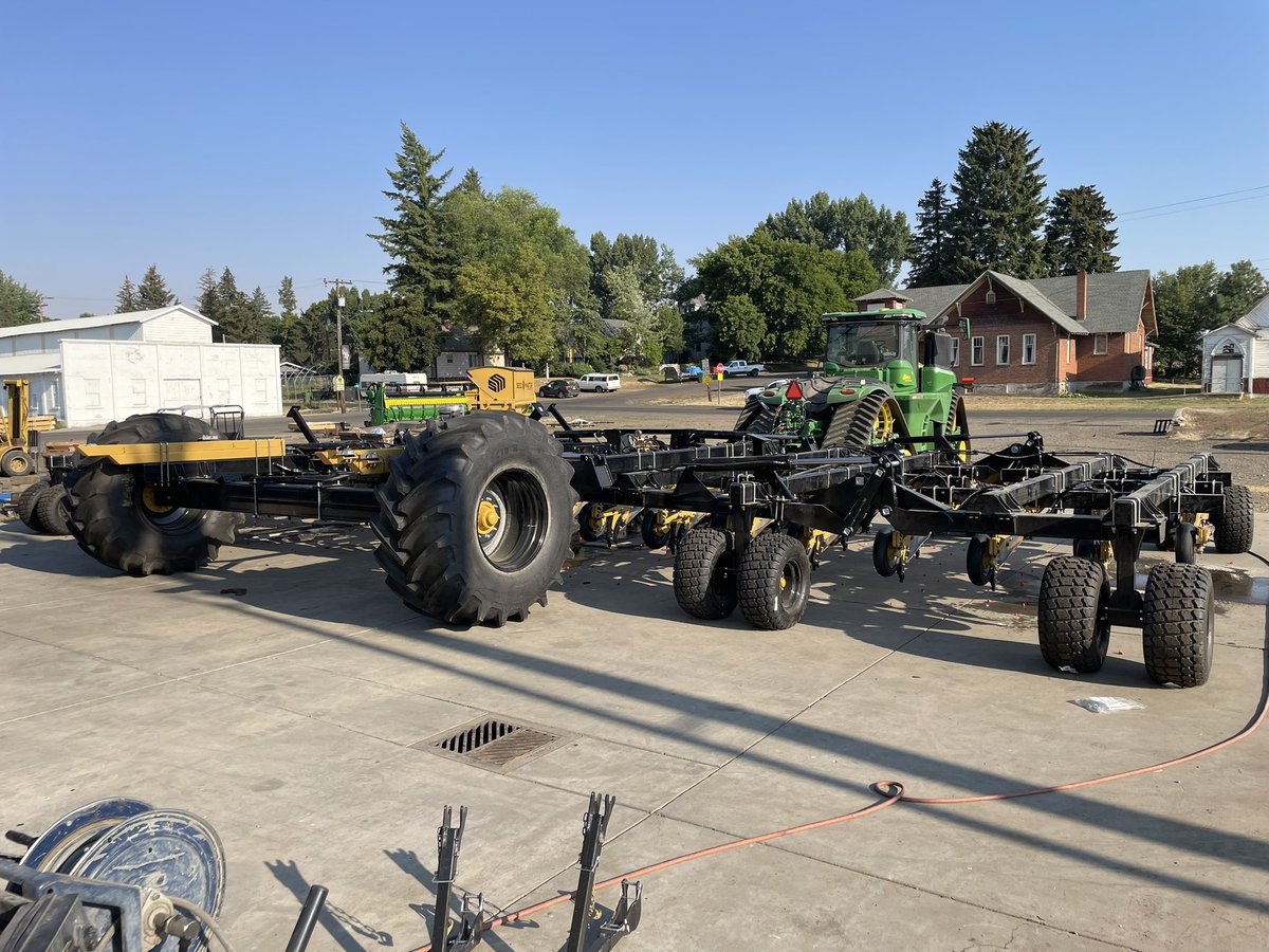 Kyle81Fox's tweet photo. Been a great couple of days at Bell Equipment in Nezperce Idaho setting up a new 5010 drill. #canolamaster. @SeedMasterMfg https://t.co/W4QGCOllHf