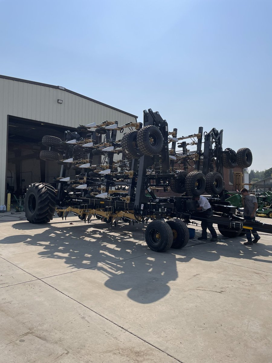 Kyle81Fox's tweet photo. Been a great couple of days at Bell Equipment in Nezperce Idaho setting up a new 5010 drill. #canolamaster. @SeedMasterMfg https://t.co/W4QGCOllHf