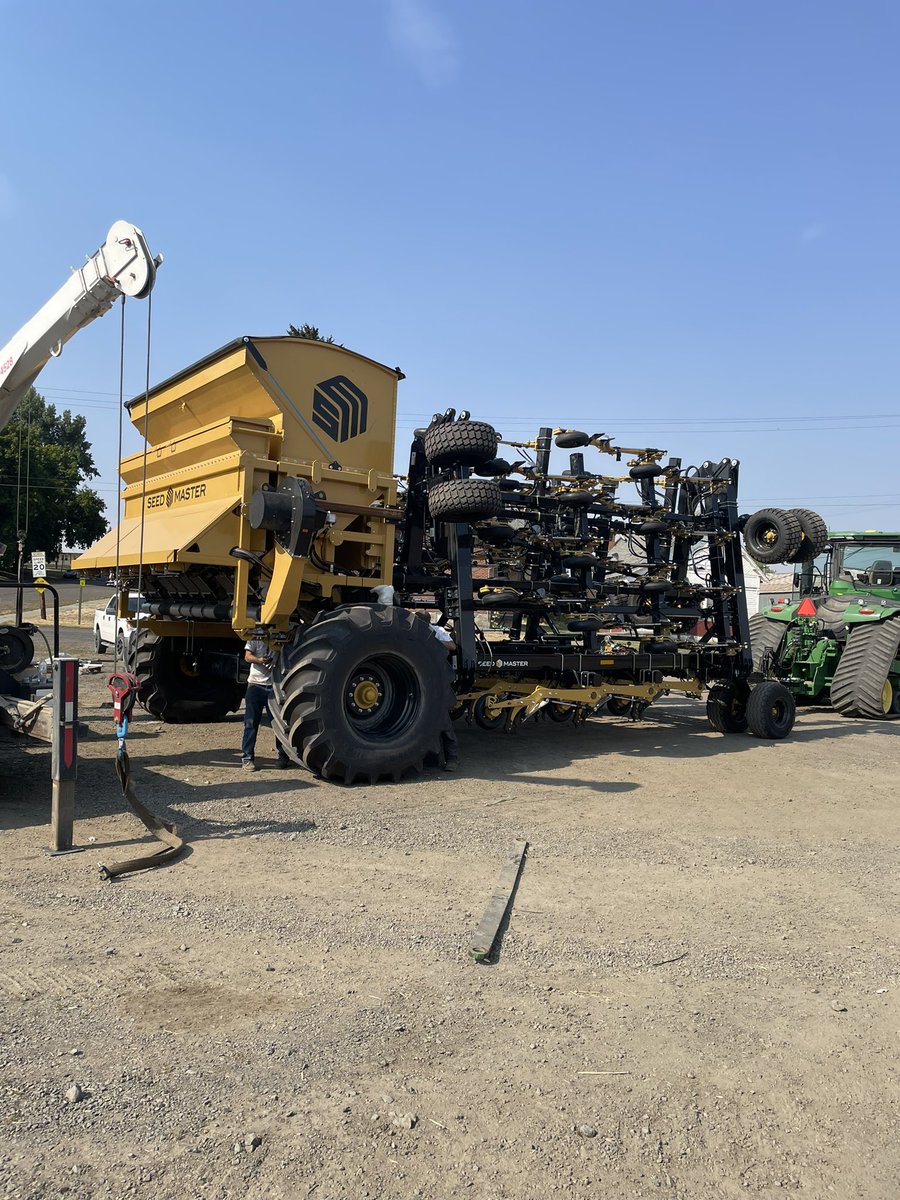 Kyle81Fox's tweet photo. Been a great couple of days at Bell Equipment in Nezperce Idaho setting up a new 5010 drill. #canolamaster. @SeedMasterMfg https://t.co/W4QGCOllHf
