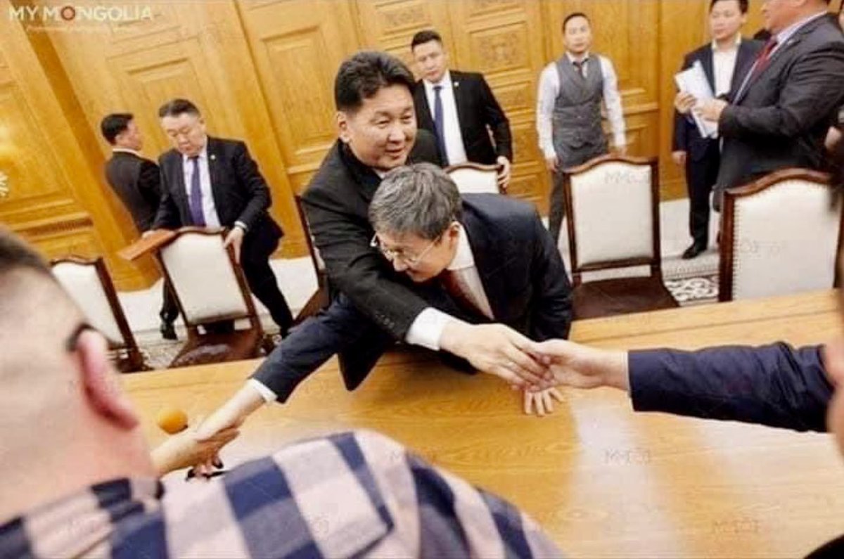 МУ-ын газрыг 100 жилээр гаднынханд өгөх хууль санаачилсан Ч.Хүрэлбаатарыг Үндсэн хуулийн цэцэд өгчээ‼️‼️‼️

Хариуцлага тооц‼️‼️‼️