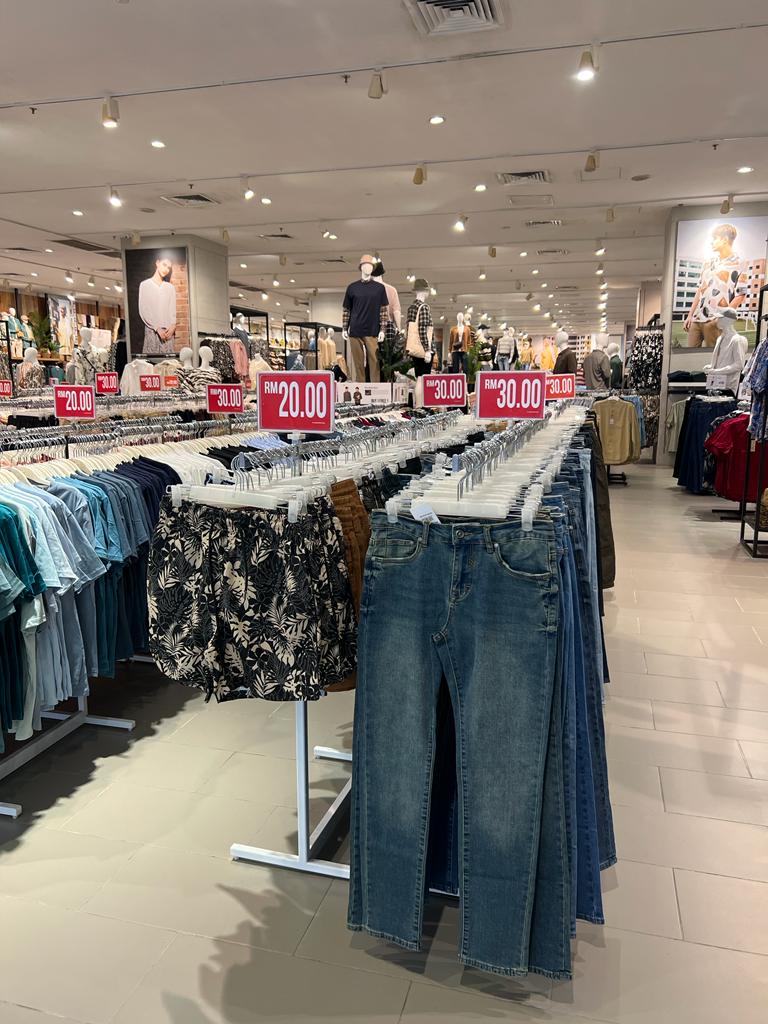 dirayusof's tweet photo. Brands outlet aeon mall ipoh klebang ada Markdown guys. RM 10,RM20,RM30 @iloveyouIPOH @viralperak https://t.co/WGj71jzx2b