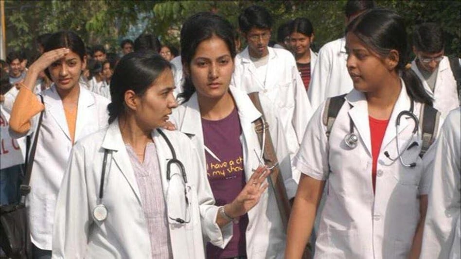 मेडिकल छात्रों के लिए खुशखबरी!अब हिंदी मीडियम स्कूलों से पढ़कर डॉक्टर बनने का सपना होगा साकार। उत्तराखंड में नए सत्र से मेडिकल छात्र एमबीबीएस की पढ़ाई हिंदी में कर पाएंगे। केंद्रीय स्वास्थ्य मंत्री जल्दी ही इस कोर्स का उद्घाटन कर सकते हैं। #MedicalEducation #HindiMedium