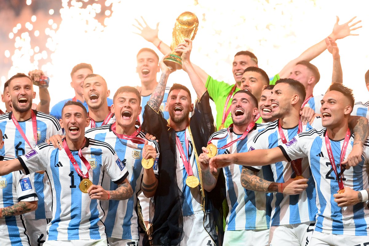 Hace 8 meses que CADA DÍA recordamos que SOMOS CAMPEONES DEL MUNDO 🇦🇷⭐⭐⭐

Y sí, cómo no se te va a DIBUjar una sonrisa...
