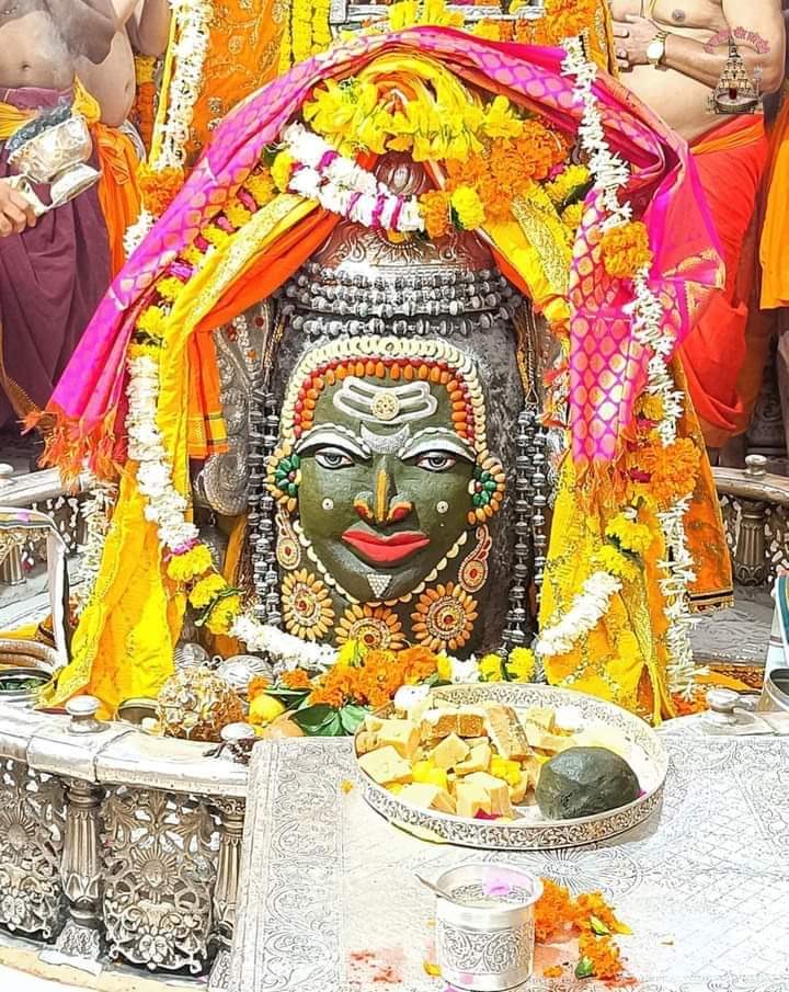 🙏🌹जय श्री महाकाल 🌹🙏
श्री महाकालेश्वर ज्योतिर्लिंग उज्जैन के आज के भस्मआरती शृंगार दर्शन
🔱18 अगस्त 2023 शुक्रवार 🔱