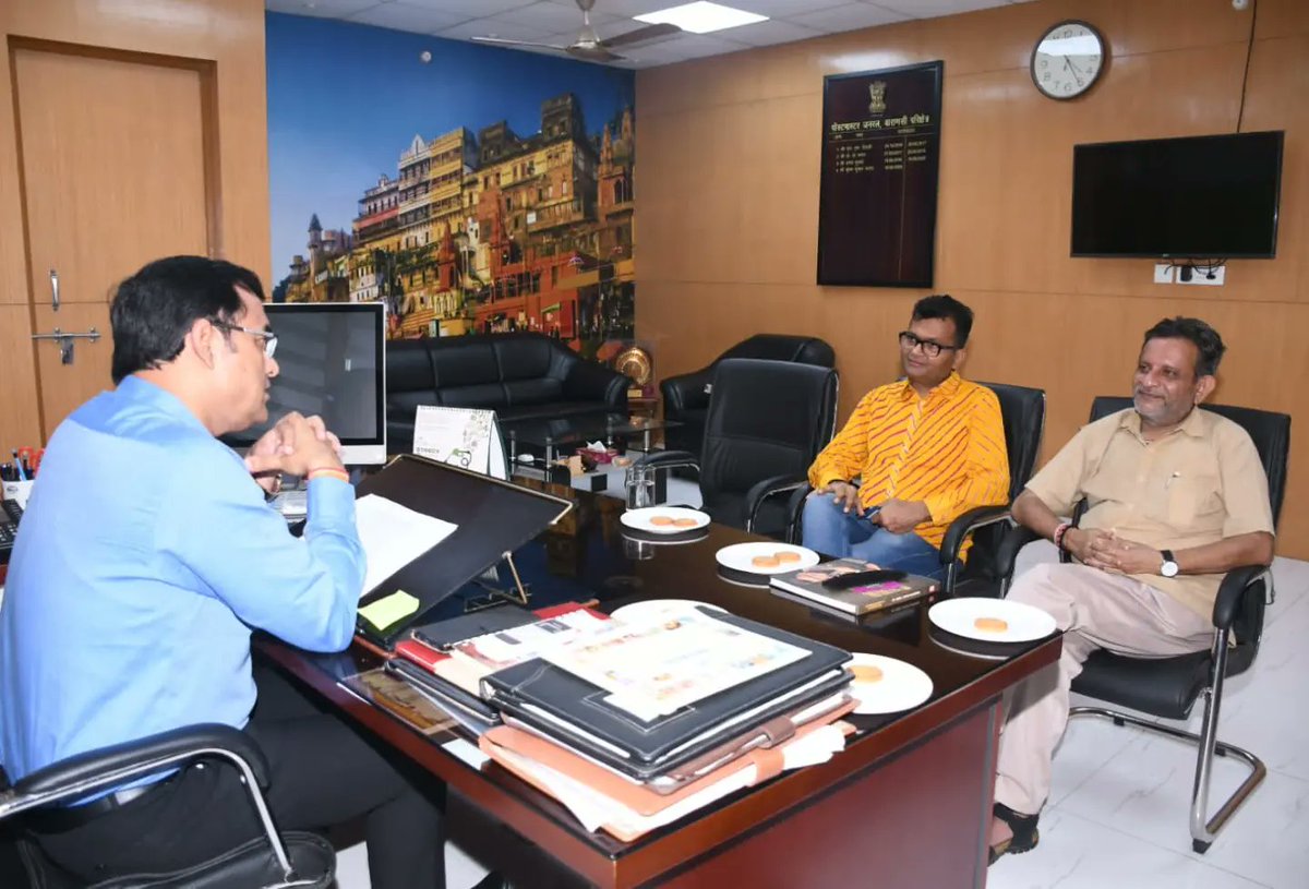 AneelMurarka's tweet image. It was a pleasure to meet Shri Krishna Kumar Yadav ji (IAS), #PostMasterGeneral of #Varanasi. I feel honoured to be felicitated for our humble social contributions. Presented him a copy of my book creating awareness of our social initiatives towards society &amp;amp; fellow Humans ✉️ 📬