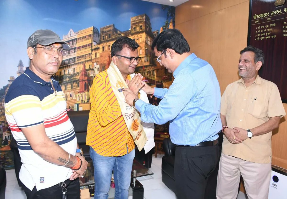 AneelMurarka's tweet image. It was a pleasure to meet Shri Krishna Kumar Yadav ji (IAS), #PostMasterGeneral of #Varanasi. I feel honoured to be felicitated for our humble social contributions. Presented him a copy of my book creating awareness of our social initiatives towards society &amp;amp; fellow Humans ✉️ 📬