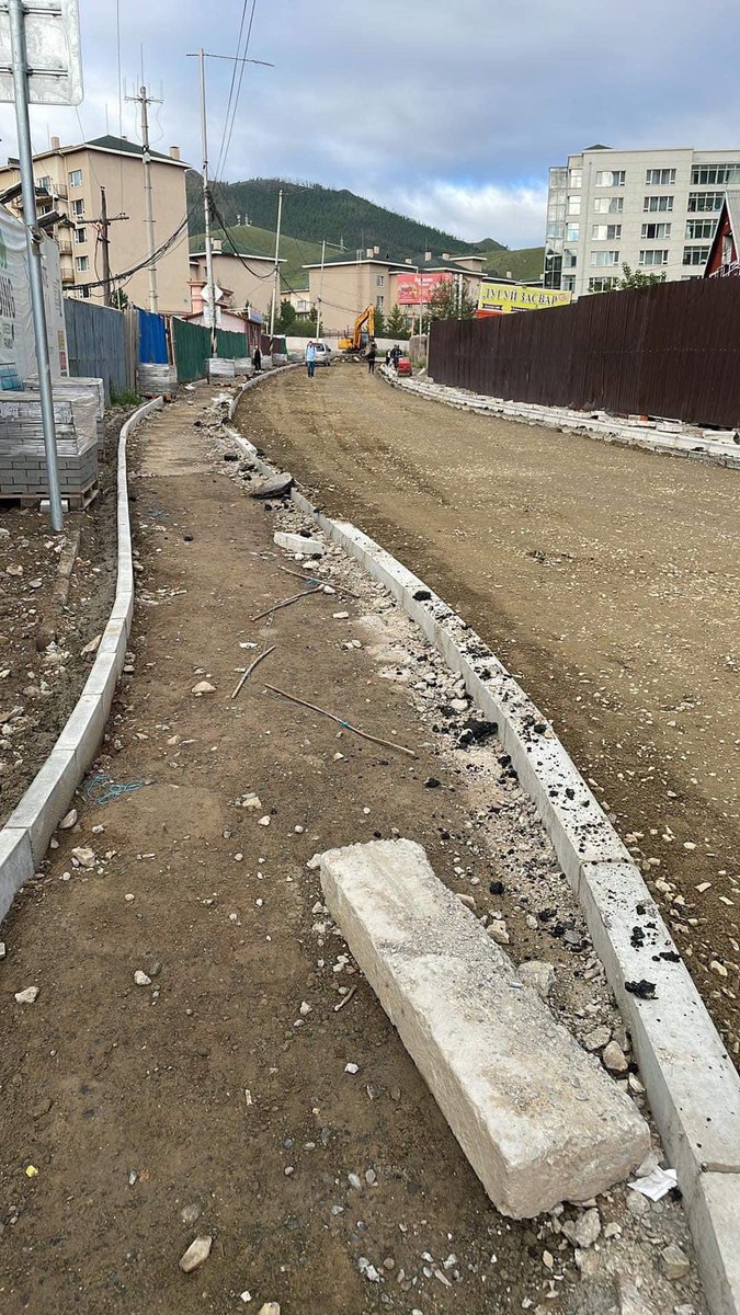 Зайсанд 14 хоног зам хааж зассанаа 7 хоногийн дараа шинэ дэвссэн замаа бүгдийг нь хуулаашш. 🤦‍♂️🤦‍♂️🤦‍♂️ Яаж бган бэ гээд ажиллаж бга хүнээс нь асуусан чинь доор нь бга шинэ шугам задарсан ч гэнүү 🤷‍♂️ дампуу гэхэд араы дампуу юуу???