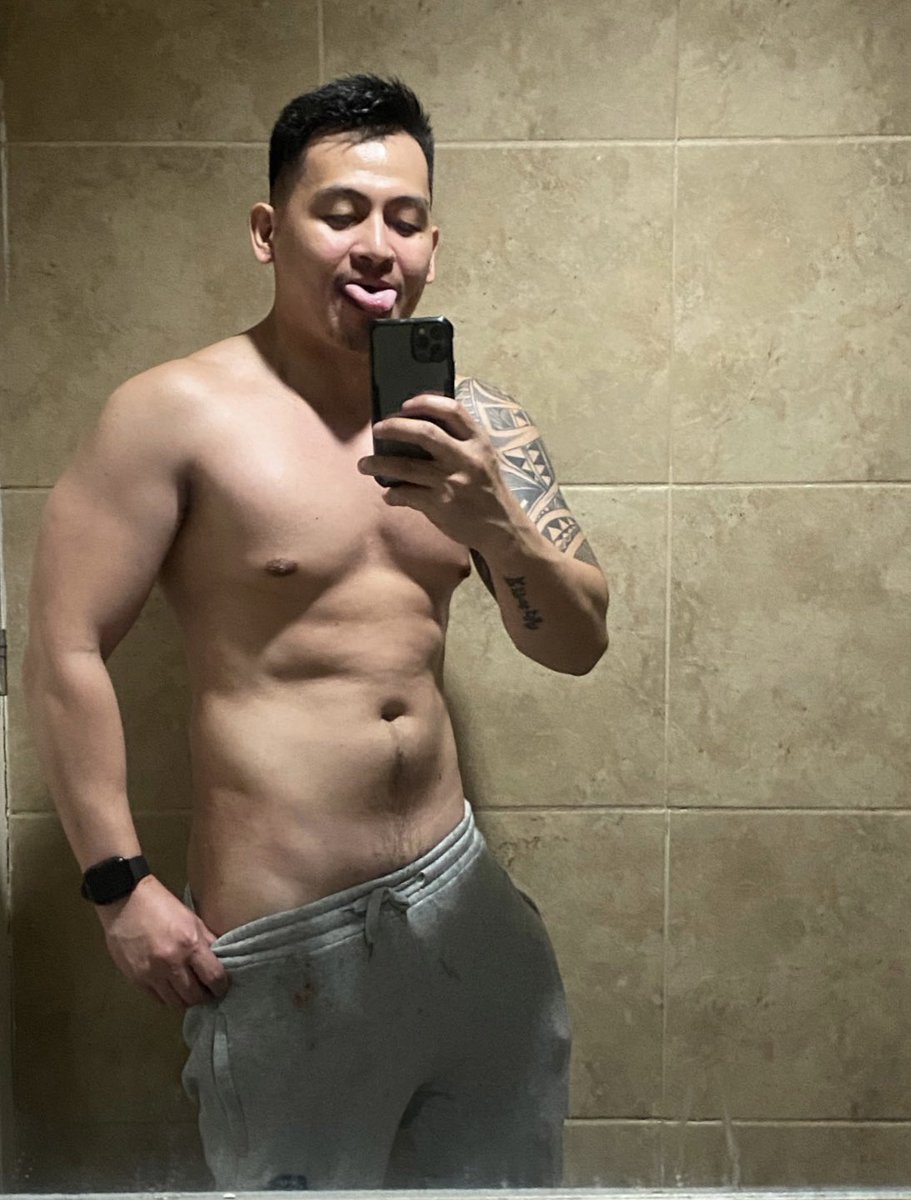 rmO928carl's tweet photo. stomach in, tongue out. https://t.co/LTKa0N8Ndj