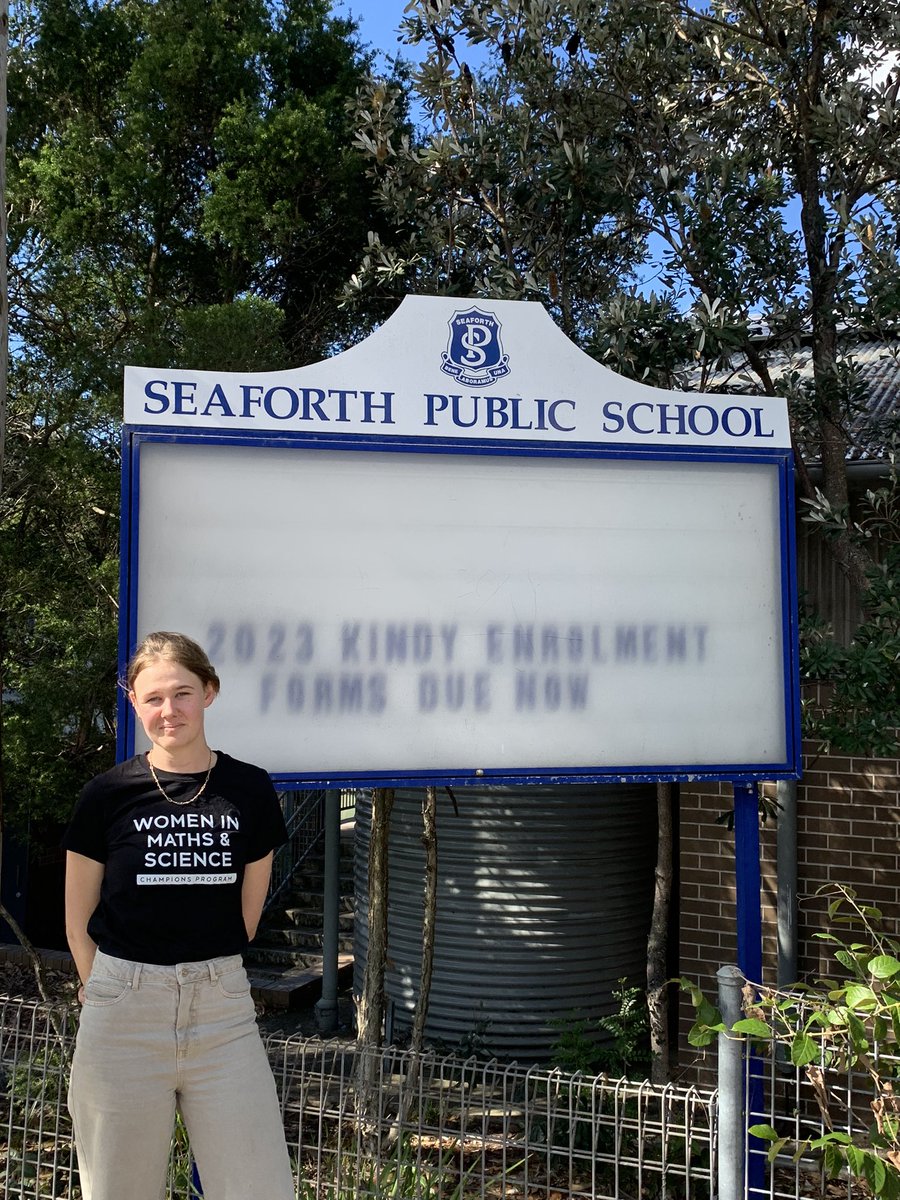 This morning I went back to my old Primary School to give a talk for #NationalScienceWeek. Never has my imposter syndrome been more triggered than when a small boy walked into the hall, saw me, and exclaimed “it’s a woman!!” 👩‍🔬 #WomenInSTEM