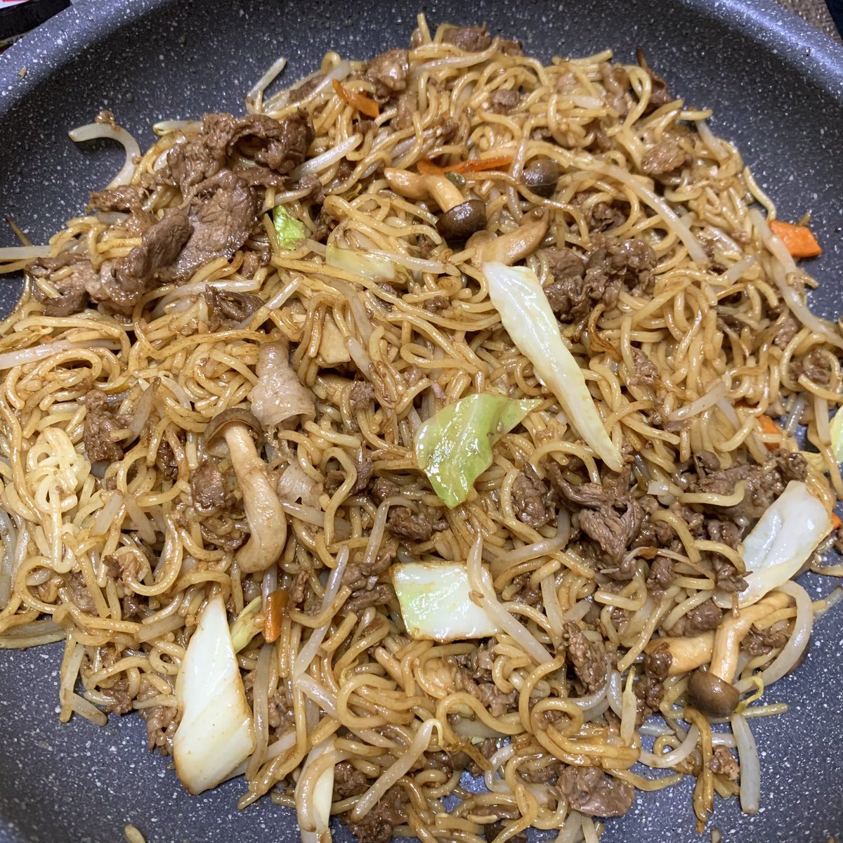 zack_fair0903's tweet photo. お昼ごはん！
本日をもって、
BBQイベントで使わなかった
9人分の焼きそば麺‼️
完食いたしましたぁぁぁ〜‼️

いやっほぉぉ〜い♪
✨✨\(°▽°)/✨✨

#歯の治療箇所が痛いのと
#焼きそば食べ過ぎで
#苦しいので寝る https://t.co/wmeqsl4ARD