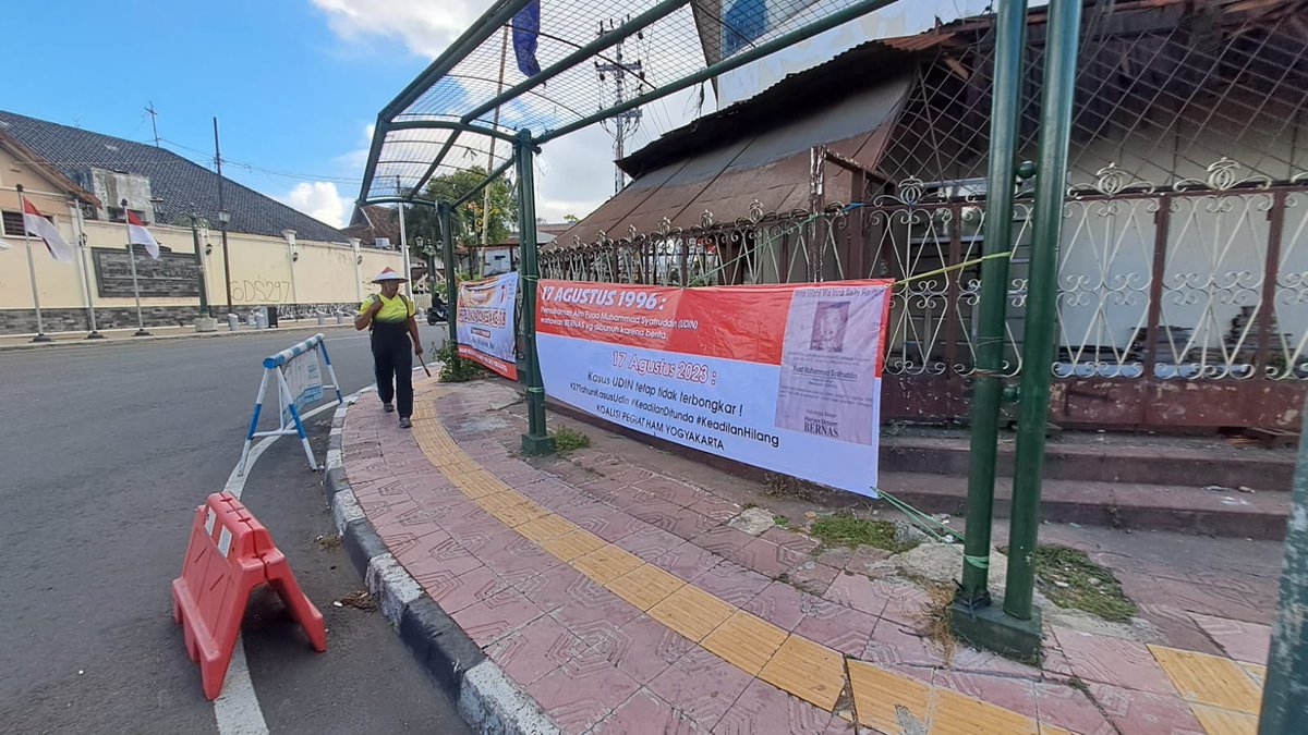 Dari pojok perempatan gondomanan yogyakarta, kita kabarkan ke seluruh penjuru negeri 🇮🇩.

#17Agustus2023
#78TahunHutRI
#27TahunKasusUdin
#KeadilanDitunda
#KeadilanHilang