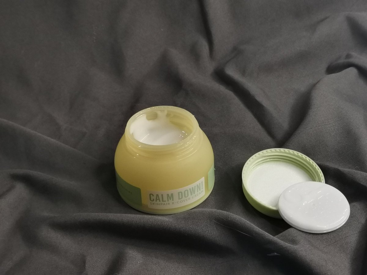 staecia's tweet photo. Hello gengs! Kalian udah pada tau moisturizer satu ini belum siih? Jadii aku kan coba moisturizer ini akhir juli kemarin. Dan hasilnya bagus bangeeet. Kulit aku yg gampang kemerahan dan jerawatan tuh jadi ngga sesering itu ngamuknyaaa. https://t.co/DCZ9S4ttd7