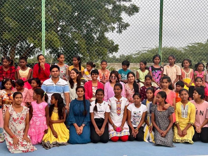 SamanthaPrabuFC's tweet photo. Our @Samanthaprabhu2 spent time with kids at Sphoorti Foundation yesterday ❤️ #PratyushaSupport 

#Samantha #SamanthaRuthPrabhu https://t.co/8CrT34DRO2