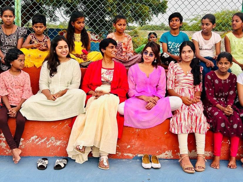 SamanthaPrabuFC's tweet photo. Our @Samanthaprabhu2 spent time with kids at Sphoorti Foundation yesterday ❤️ #PratyushaSupport 

#Samantha #SamanthaRuthPrabhu https://t.co/8CrT34DRO2